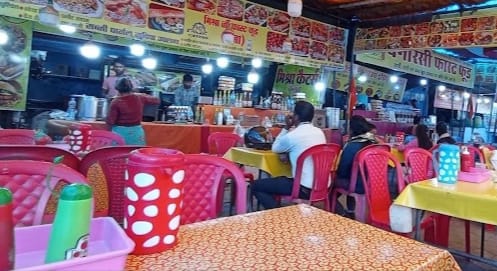 चप्पे चप्पे पर तैनात रहे पुलिस और चोरों ने खंघाल डाला चौपाटी की आधा दर्जन दुकान